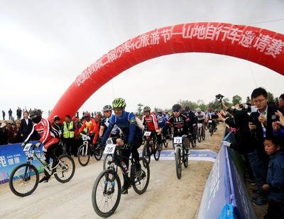 甘肃民勤:沙枣花香引爆沙漠旅游