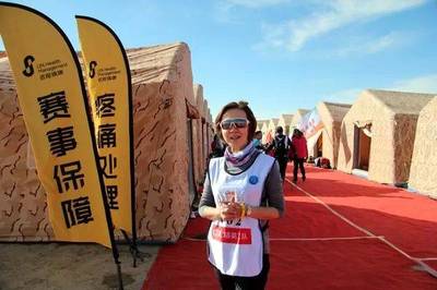 Jeep吉普户外2018中国纺织精英戈壁徒步挑战赛首日27公里比赛结束,李宁技术顾问暂列头名